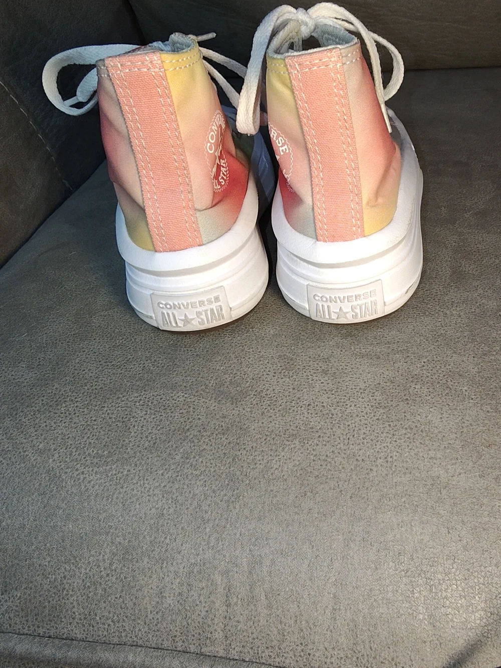 Converse pastel tie